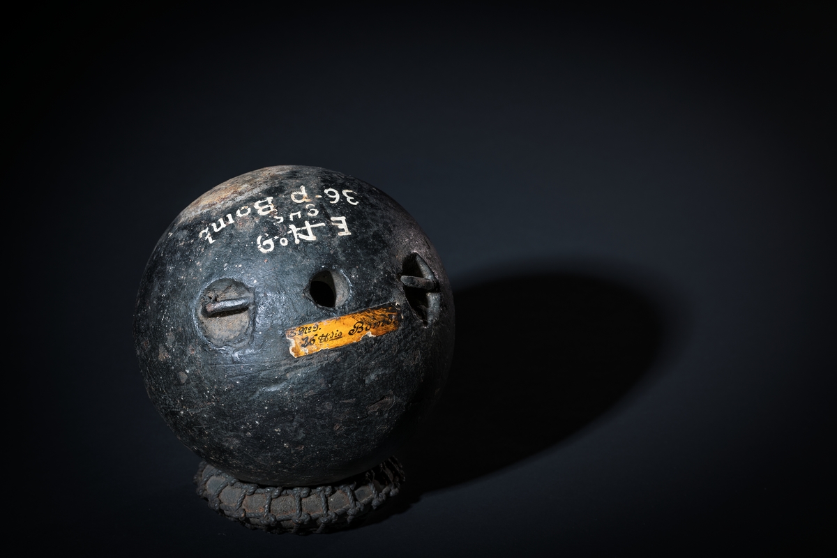 36-pundig bomb, med insänkta öron, av gjutjärn.