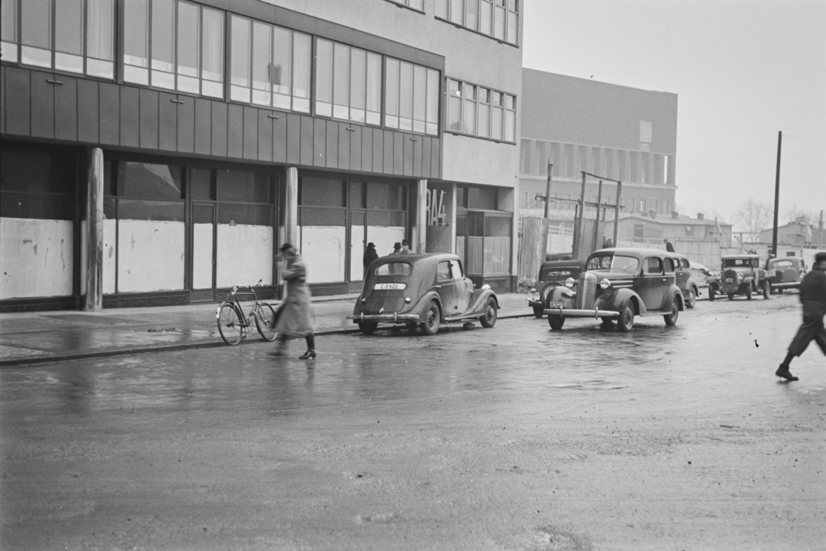 Biler og fotgjengere i Roald Amundsensgate i Oslo