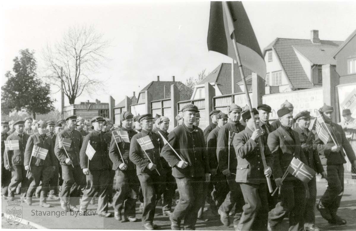 Fra frigjøringsdagene.Russiske soldater med norske flagg .Frigjøringen.Fredsdagene 1945