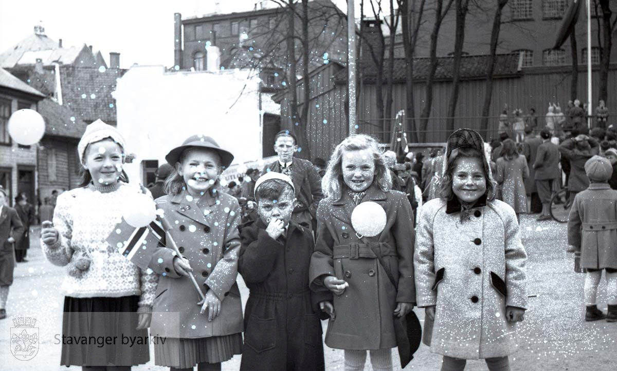 En gruppe barn på torget.