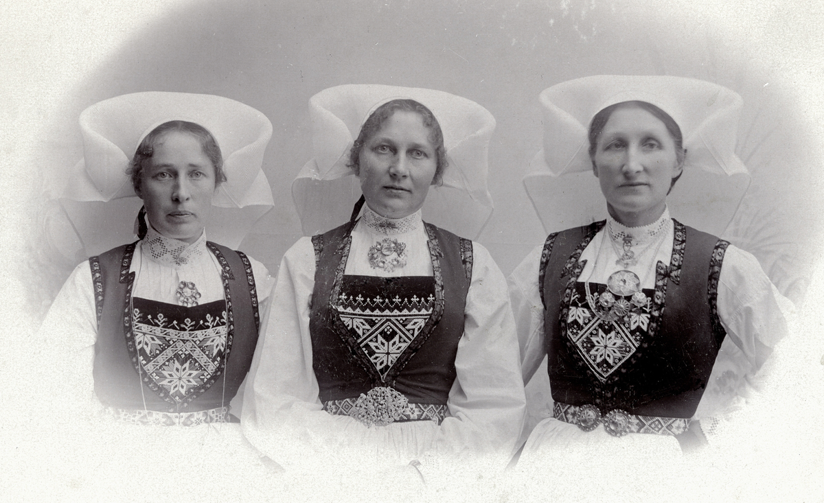 Søstrene Simonsen. F.v. Mina, Elisabeth, Sofie.