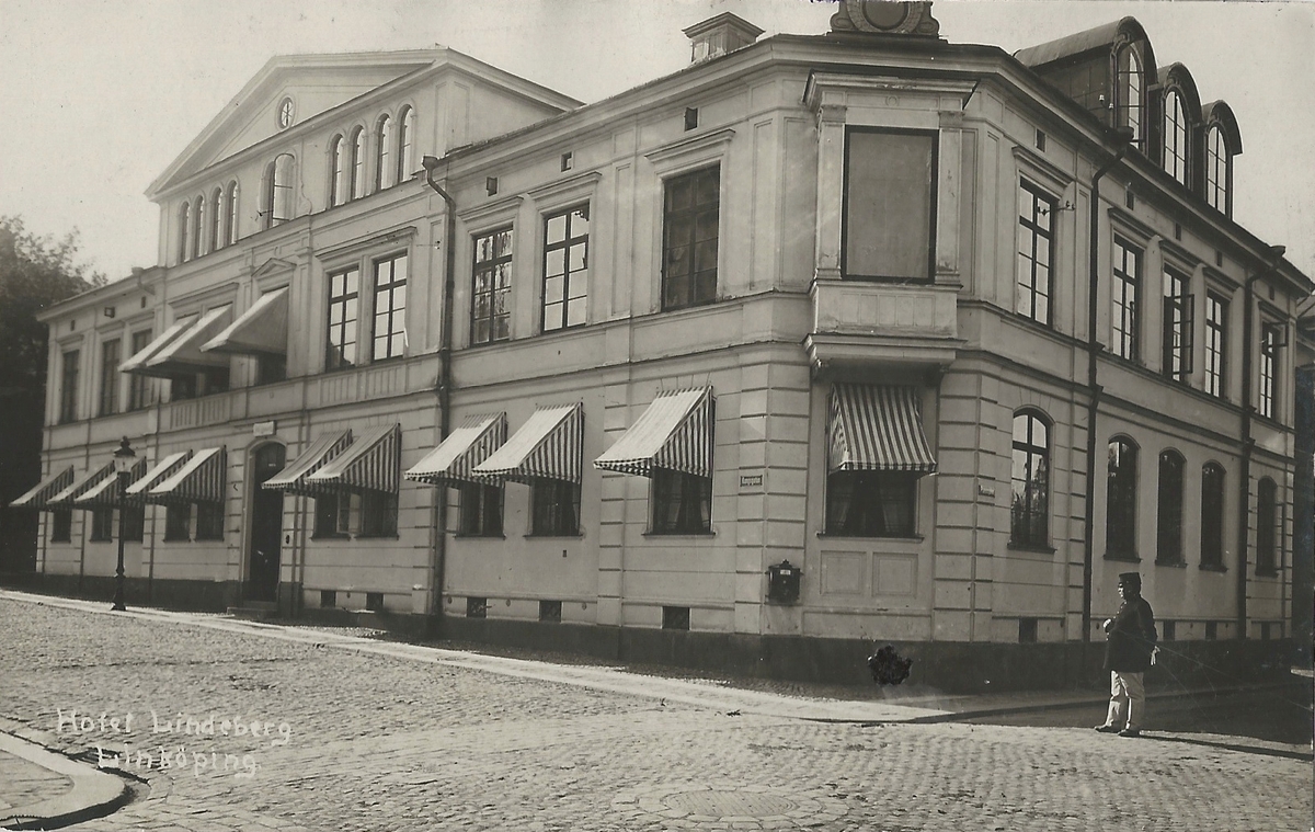 Vykort från  Linköping hotell Lindeberg på Kungsgatan
gatuvy, Kungsgatan, hotell, Lindeberg,
Poststämplat 13 augusti 1918