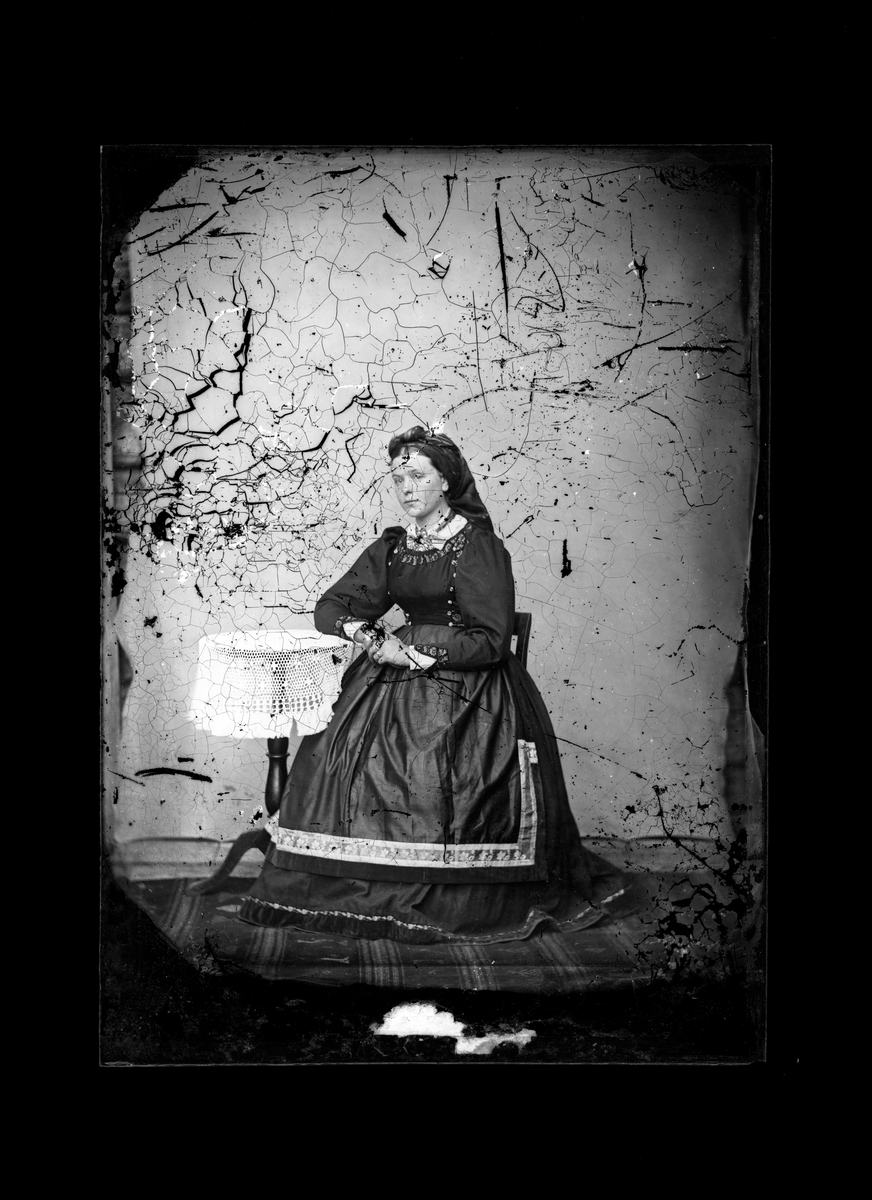 Fotosamling etter fotograf Knut Aslaksen Berdal. f. 1829 Einlaugdalen Vinje, d. 21.01.1895. Portrett av ung kvinne i folkedrakt