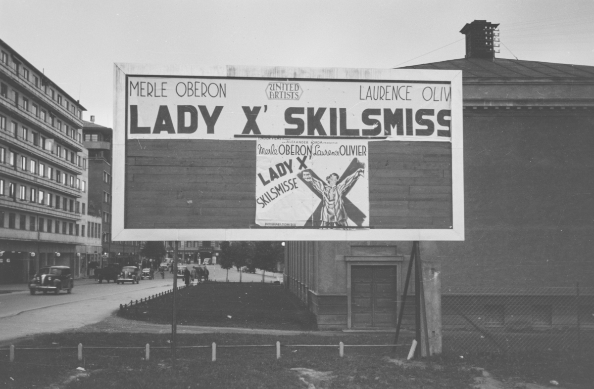 Reklameplakat ved Colosseum kino for "Lady X' skilsmisse"