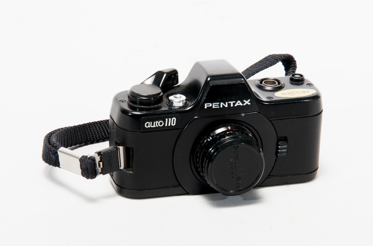 Spegelreflexkamera för filmkassetter i 100-formatet. Med handlovsrem och linslock.
Optik: Pentax-110 1:2,8 24 mm nr 1124063.