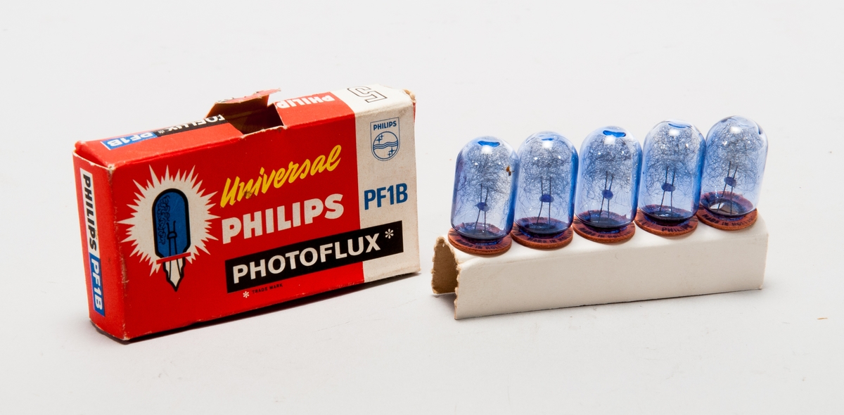 Blixtlampor för fotografering, en förpackning med fem st blå typ Photoflux PF1B.
Exponeringstabell på förpackningens baksida.