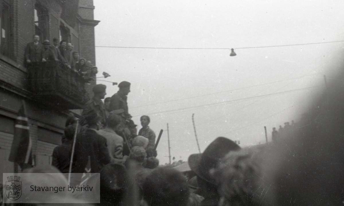 Tatt kort tid etter frigjøringen fra okkupasjonen , .2. verdenskrig. Fredsdagene 1945.. .Folk på balkongen.