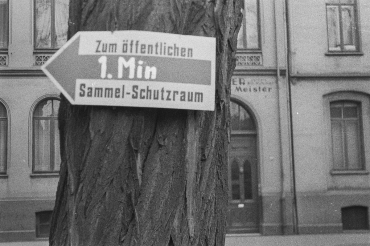 Skilt som viser vei til tilfluktsrom, Schutzraum, i Hannover i Tyskland