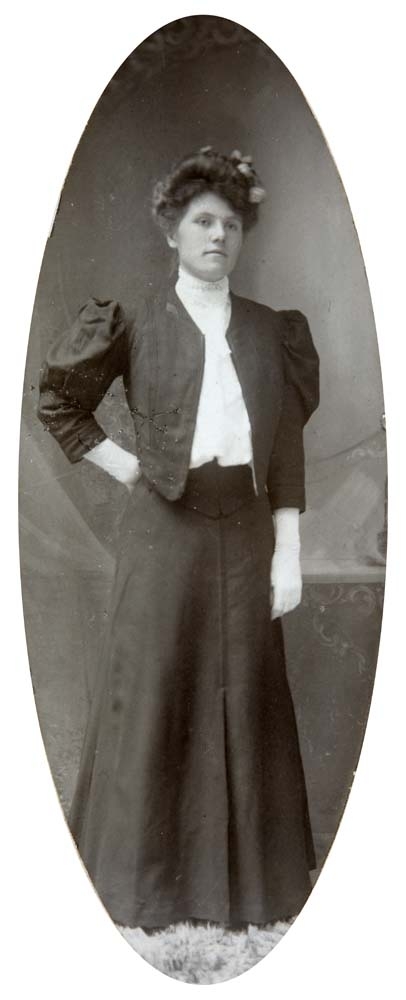 Portrett av staselig kvinne i pene klær.