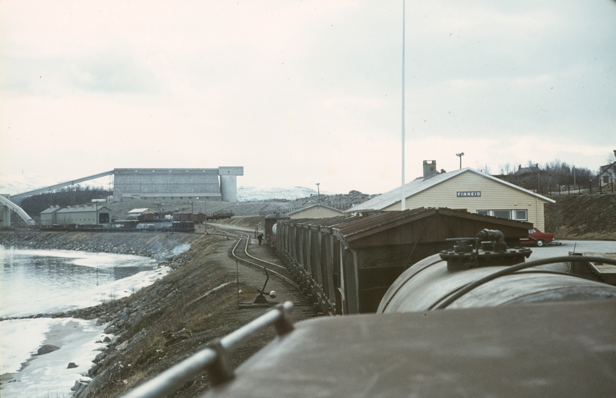 Utsikt fra lokomotivet på Sulitjelmabanen før avgang fra Finneid til Lomi.