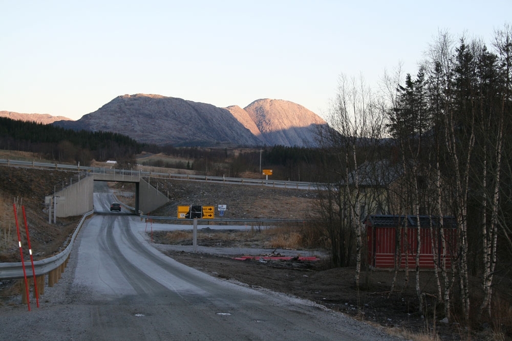 Leirfjord, Leira, Toventunnelen. Den nye veien til Mosjøen, RV 78, er ferdig. Asfalt og skilt er på plass.