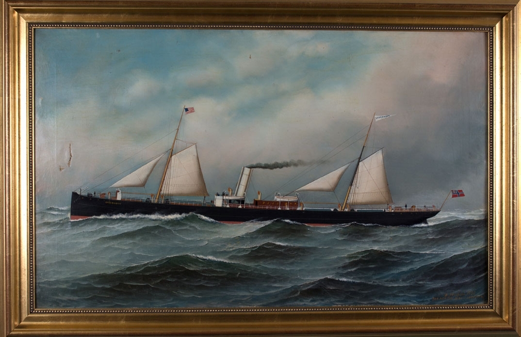 Skipsportrett av DS LYDERHORN under fart med seilføring. I åpen sjø med amerikanske flagg i formast, vimpel  med skipets navn i bakre mast samt unionsflagg akter.