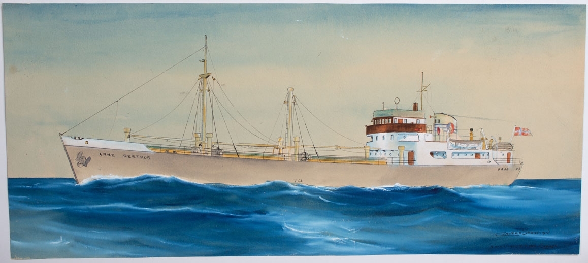 Skipsportrett av MS ARNE PRESTHUS under fart i åpen sjø. Fører norsk flagg i akter. Skipsnavnet er stavet ARNE RESTHUS men skal være ARNE PRESTHUS.