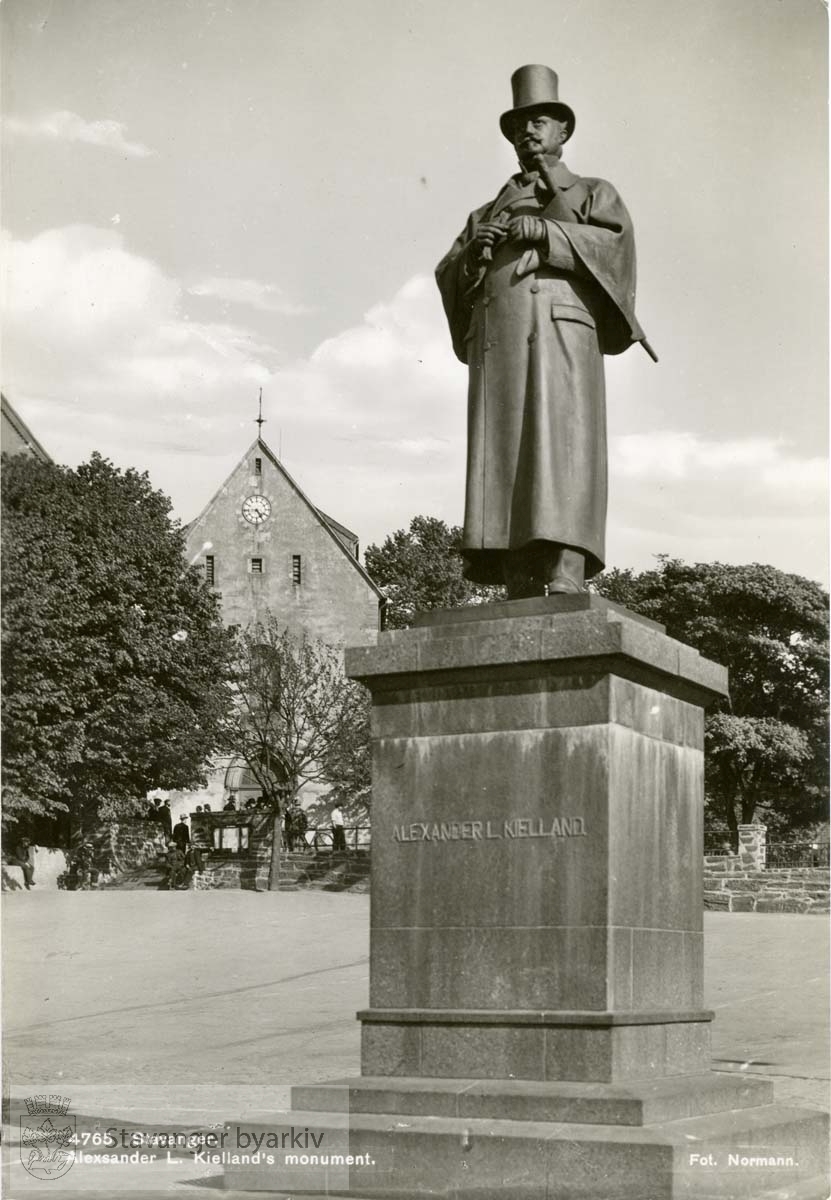Kielland-monumentet på torget.Domkirken i bakgrunnen..Postkort fra Normann