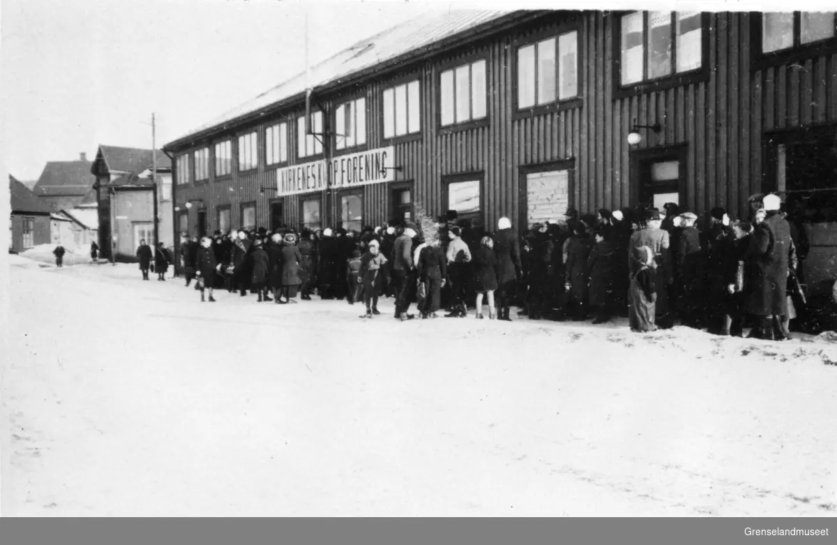Kirkenes Koopforening. Kjøttkø 1943.
Butikken stod på nåværende torg.
I bakgrunnen Baker Pettersen og Frelsesarmeens festsal.