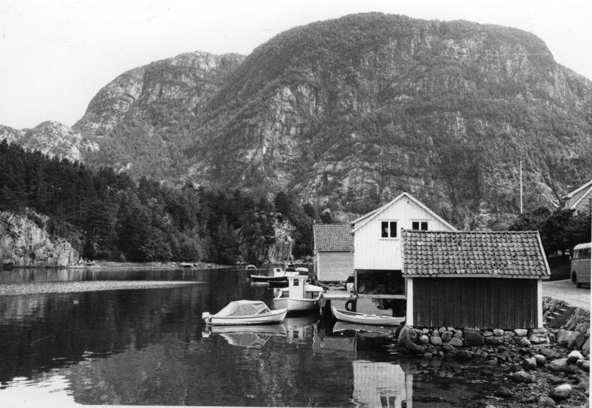 Naust, boliger og båter ved Haugasundet på Erøy i Erfjord. I bagrunnen er Osberget og Jentefjellet. Til venstre er Erøyholmen.