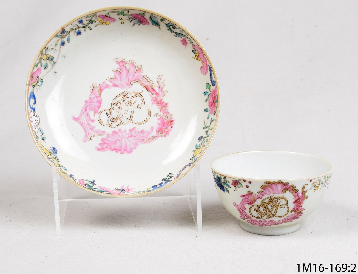 3 koppar/skålar för dryck och 3 tillhörande fat av kinesiskt porslin med handmålad dekor i många kulörer och guld. Dekoren består bland annat av monogram: J.F.B.