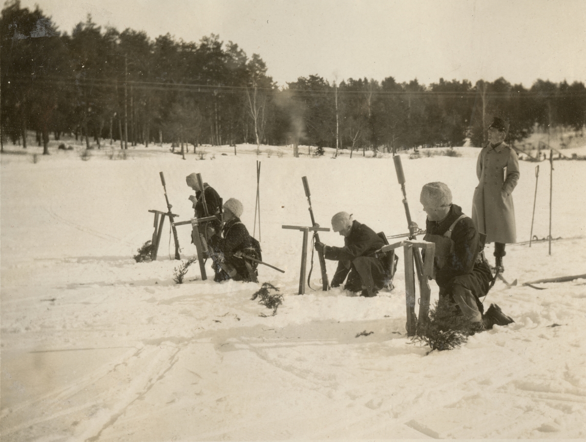 Stormsoldatskolan våren 1924. Skjutning med gevärsgranat.