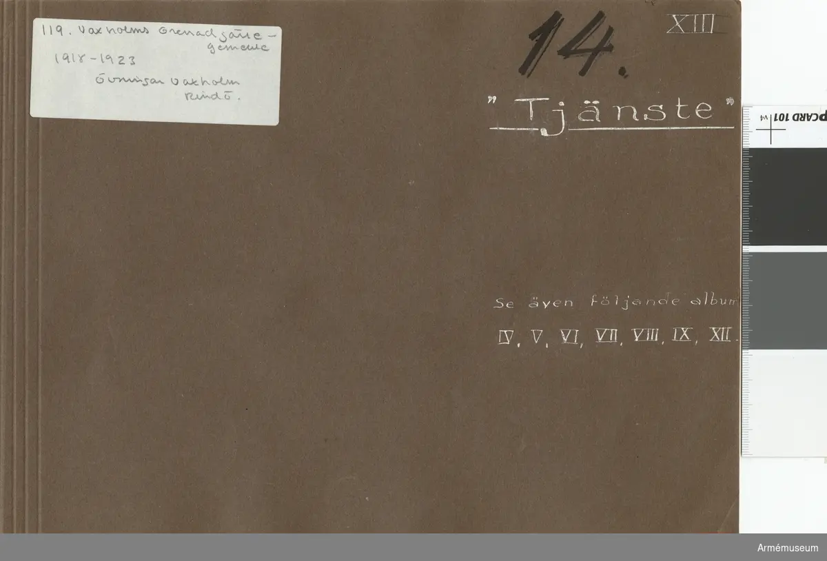 Fotografiet ingår i album innehållande bilder från Vaxholms grenadjärregemente I 26 åren 1918-26. Bilderna har tillhört till Kapten Allan Hasselrot.