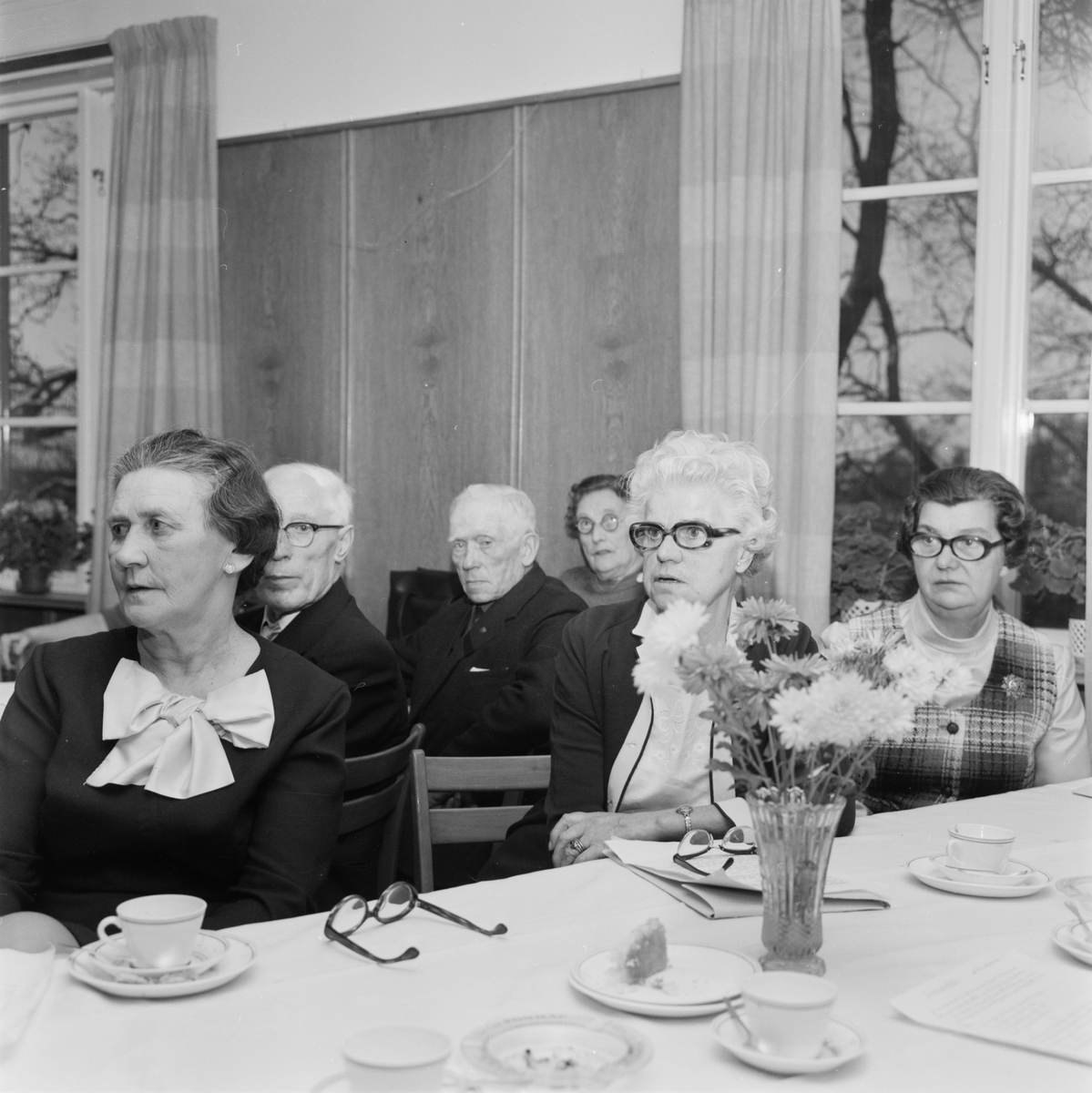 Äldre män och kvinnor vid pensionärsträff, i Tierp, Uppland, november 1971
