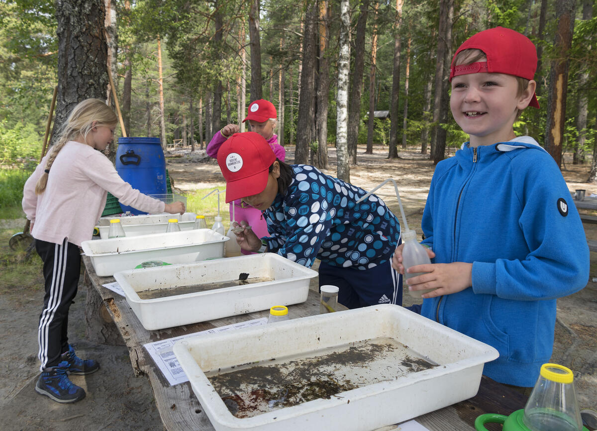 Barn som deltar på opplegg med Naturskolen ved Norsk skogmuseum. (Foto/Photo)