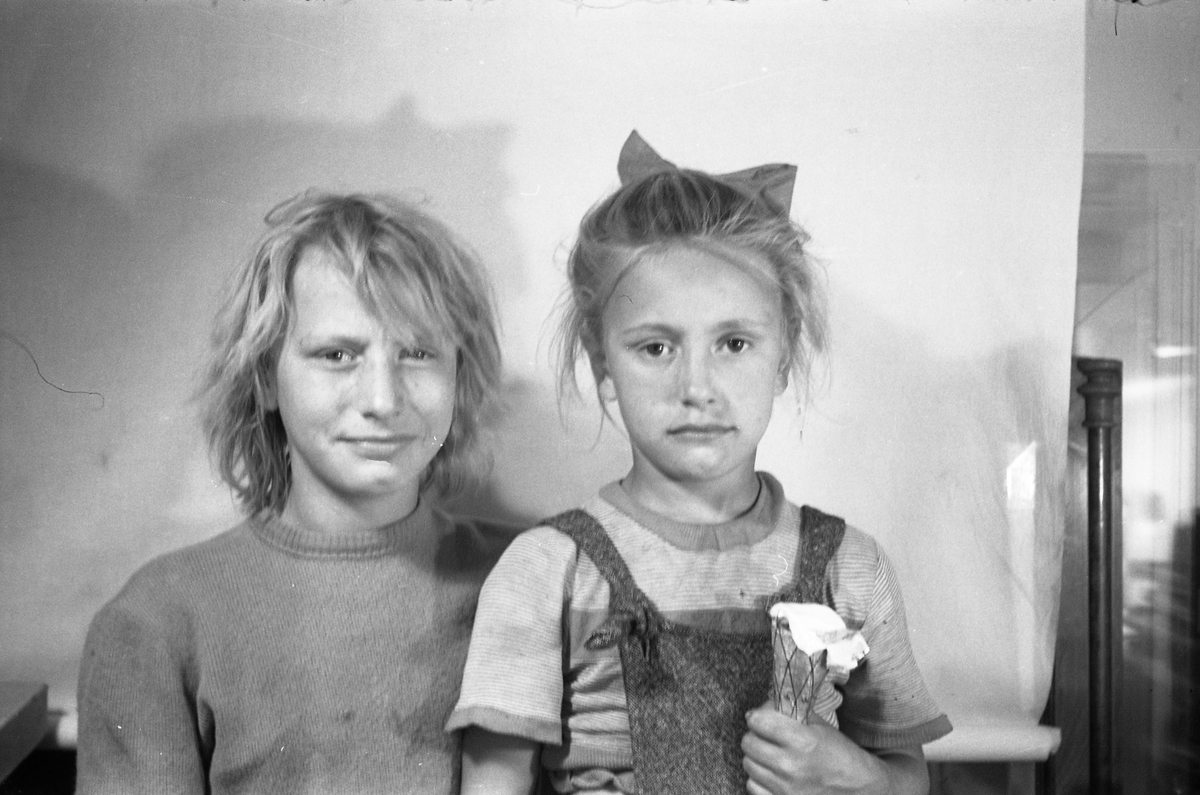 Portrett av to uidentifiserte jenter, den ene noe eldre enn den andre.
