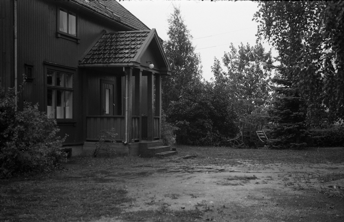 Fra gårdsplassen på Odberg på Kraby, Østre Toten, en regnvåt dag i august/september 1957.