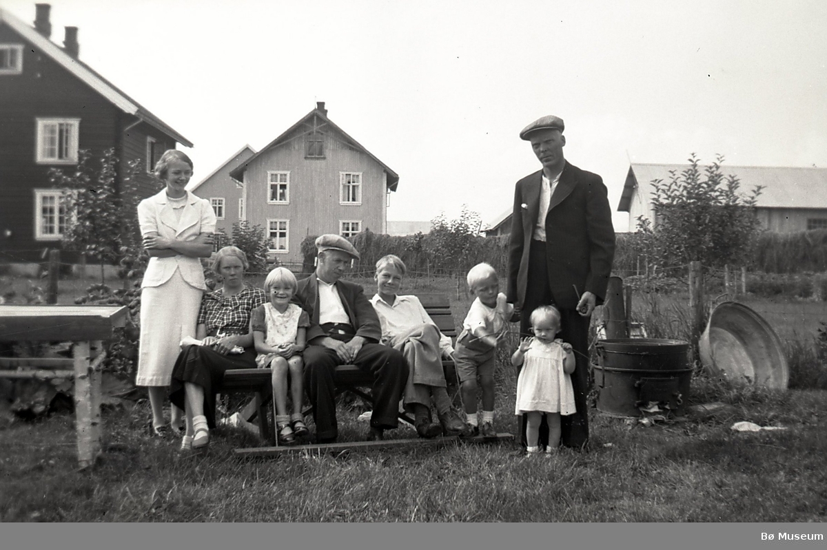 Familiebilete fra hagen til Sandåker i Bø-gata, sannsynlegvis tatt sommaren 1937