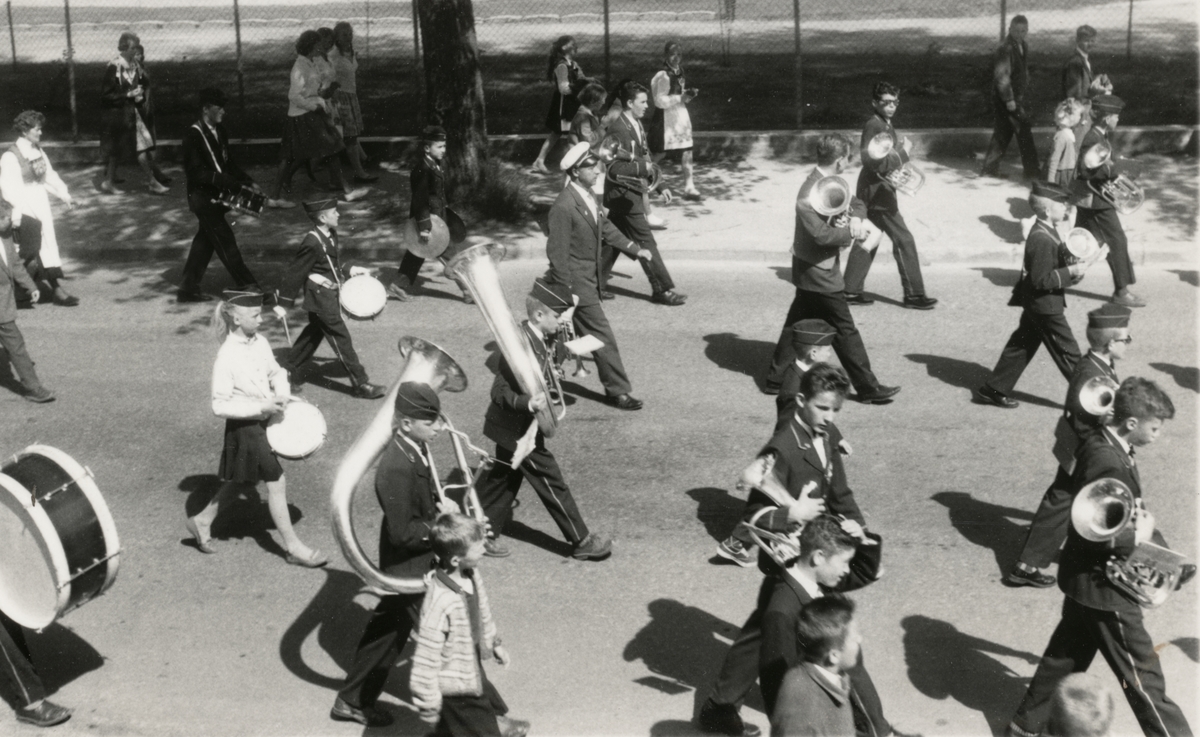 Tyssedal Skolekorps marsjerer langs smelteverksgjerdet i Røldalsvegen 17. mai.