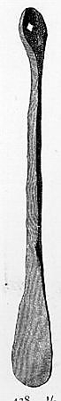 Jernbarre som type Rygh 438. Barren har form nærmest som ei langstrakt øks, med et rombeformlignende tverrsnitt i den smale enden. Nederst er det flatet ut som en egg. Hull i enden.