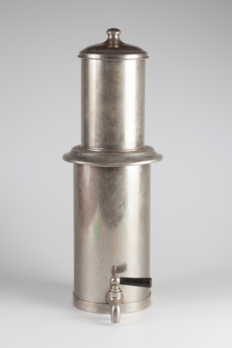 Filterapparat i rustfritt stål. Består av tre deler: Sylinder med tappekran (A). konisk filter (B) og lokk (C)