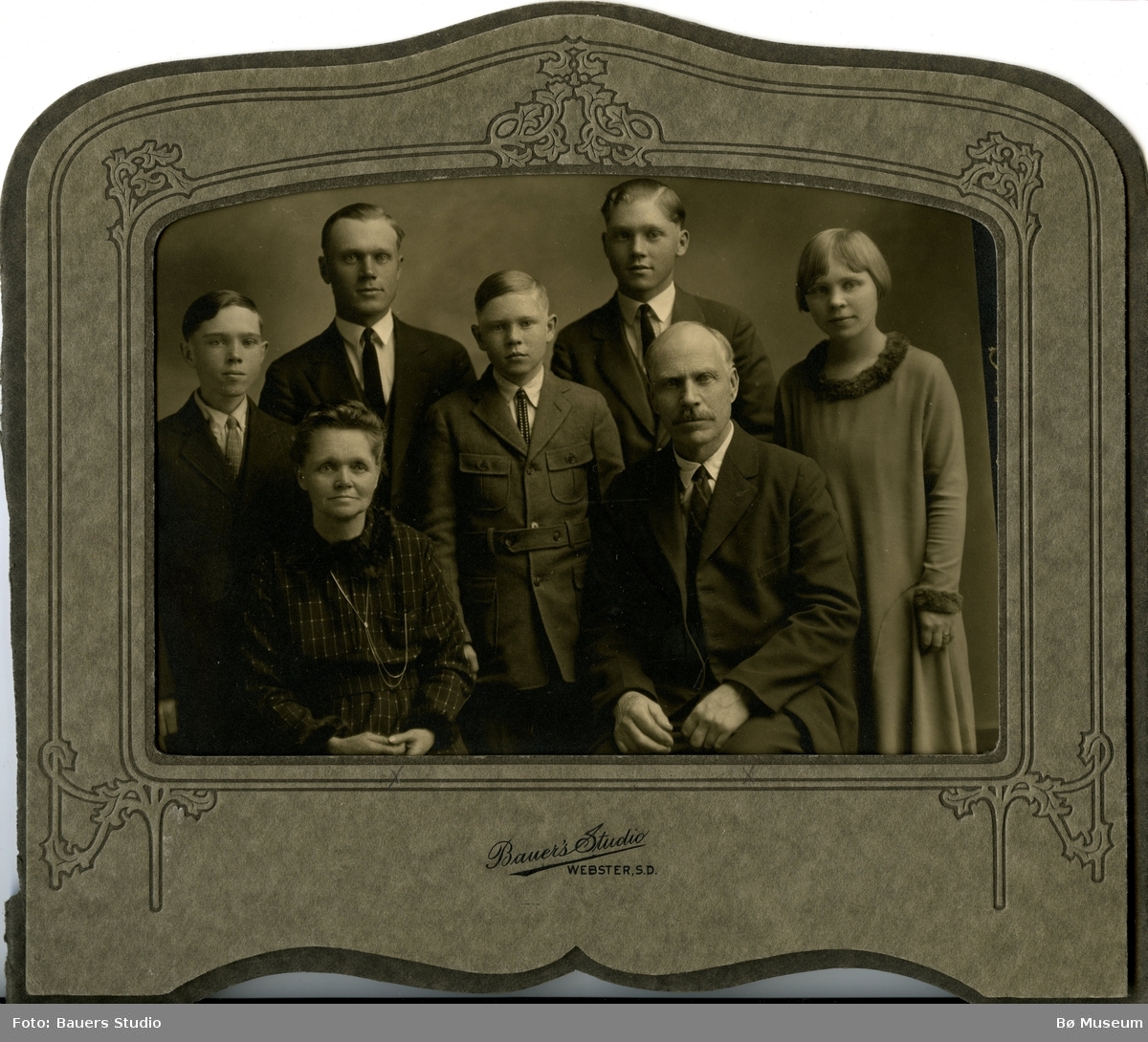 Famliliefoto av Niri og Ingrid Skoe med barna Carl, Edward, Melvin, Albert og Gladys, USA