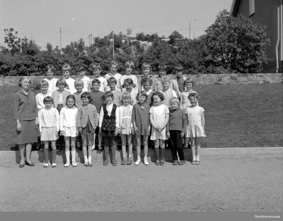 1. klasse ved Nordlandet skole, på Nordlandet i Kristiansund. Bildet er datert 1967. Fotograf er Nils Williams. Fra Nordmøre museums fotosamlinger.