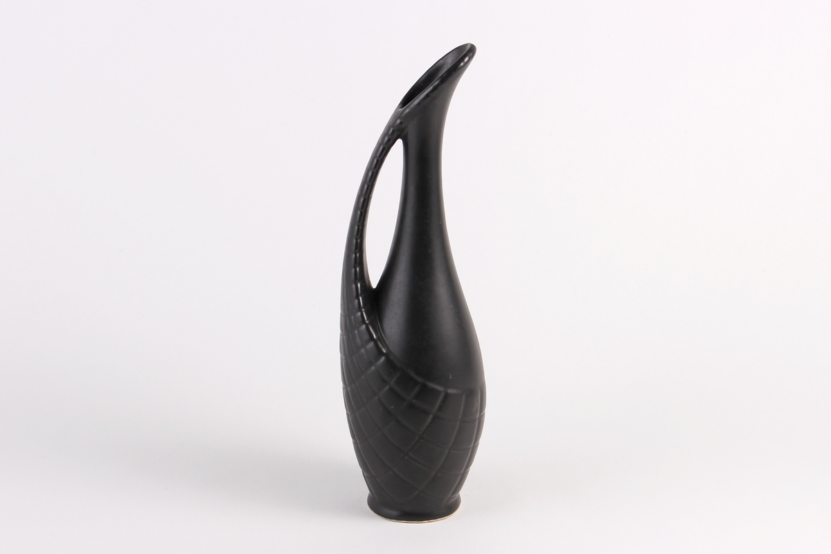 Høy og smal vase med sort, matt glasur og relieff.
