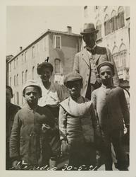 Mann står bak fem guttebarn i Venezia 1921