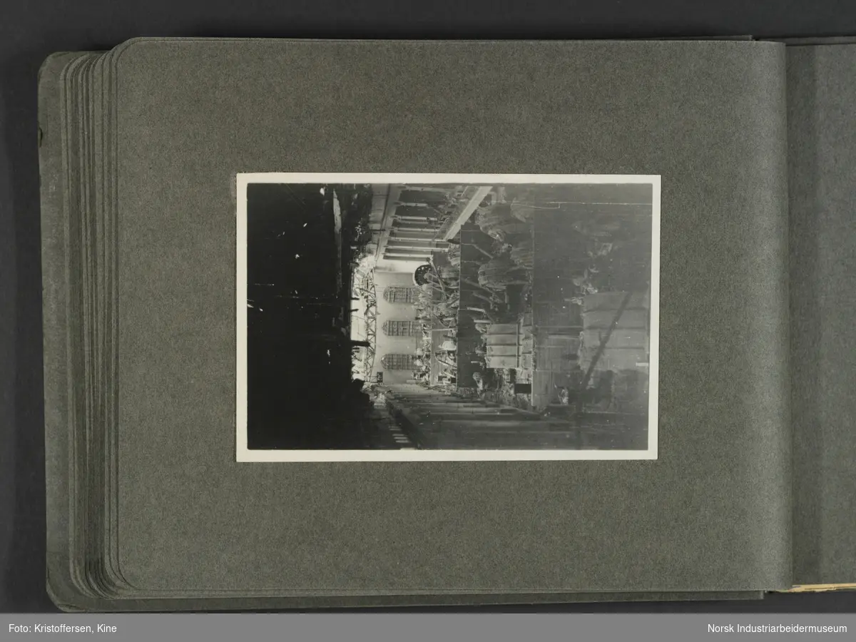 Fotografiene viser bilder av ødeleggelsene etter bombinga av Vemork 16. november 1943.