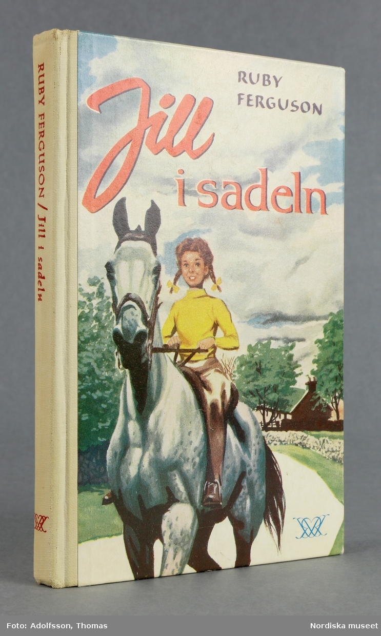 En flicka rider på en vit häst.