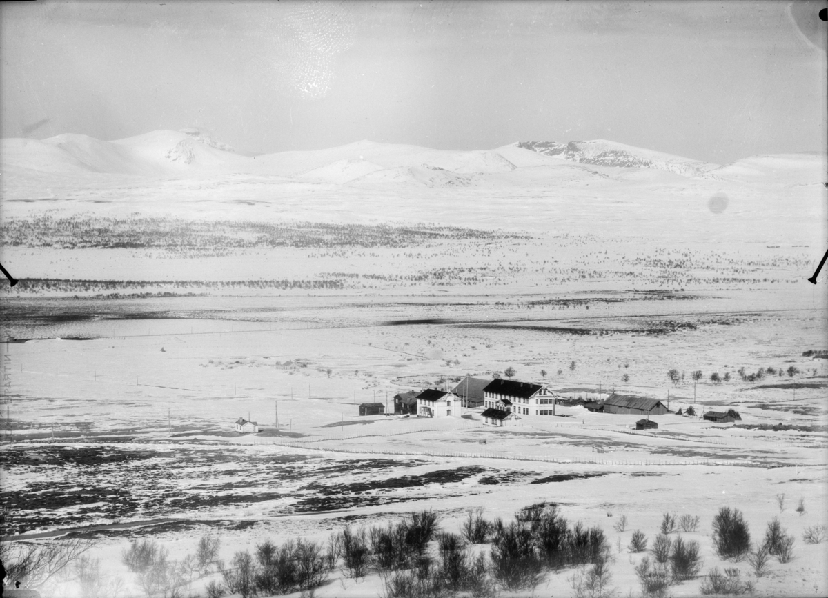 Dovrefjell, med Fokstugu Fjellstue, Fokstugumyre og bak til høyre Snøhetta og Snåvåtind mot venstre. Vinter