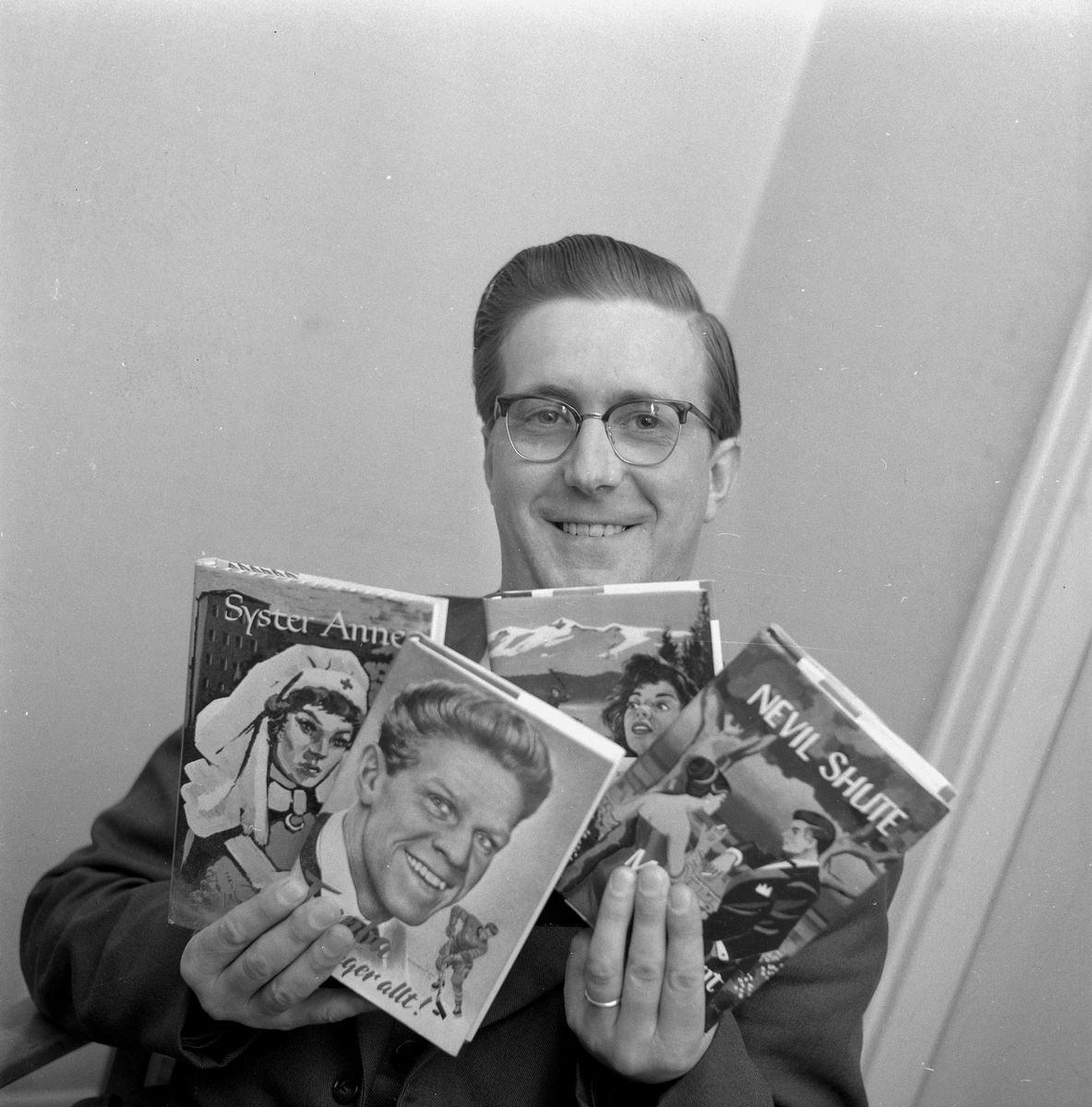 Böcker i tobaksaffär.
15 november 1958.