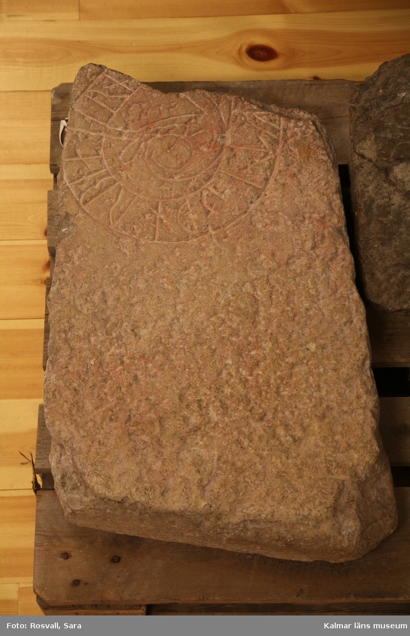 KLM 45211:1-2. Runsten. Två delar av en runsten av kalksten, grå, på ytan rödfläckig. :1. Ett stycke en bit upp på vänstra halvan av ursprungliga stenen. Mått: höjd 47 cm, bredd 40 cm, tjocklek 9-12 cm. :2. Textslingans bredd 7 cm. Runornas höjd 6-7 cm, nedre högra hörnet. Mått: höjd 68 cm, bredd 43 cm. 
Ytterligare ett fragment av stenen finns bevarad, återfanns 1960, förvaras i Källa ödekyrka på Öland. Fragmentet utgör ursprungliga runstenens nedre vänstra hörn.
Tolkning av inskrift: Äsbjörn och Rodbjörn lät uppresa..., sin gode fader, och efterTorbjörn, sin gode broder, och Gudlög efter (honom).