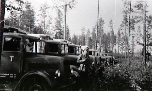 Finlandsfrivilliga framför lastbilar.
