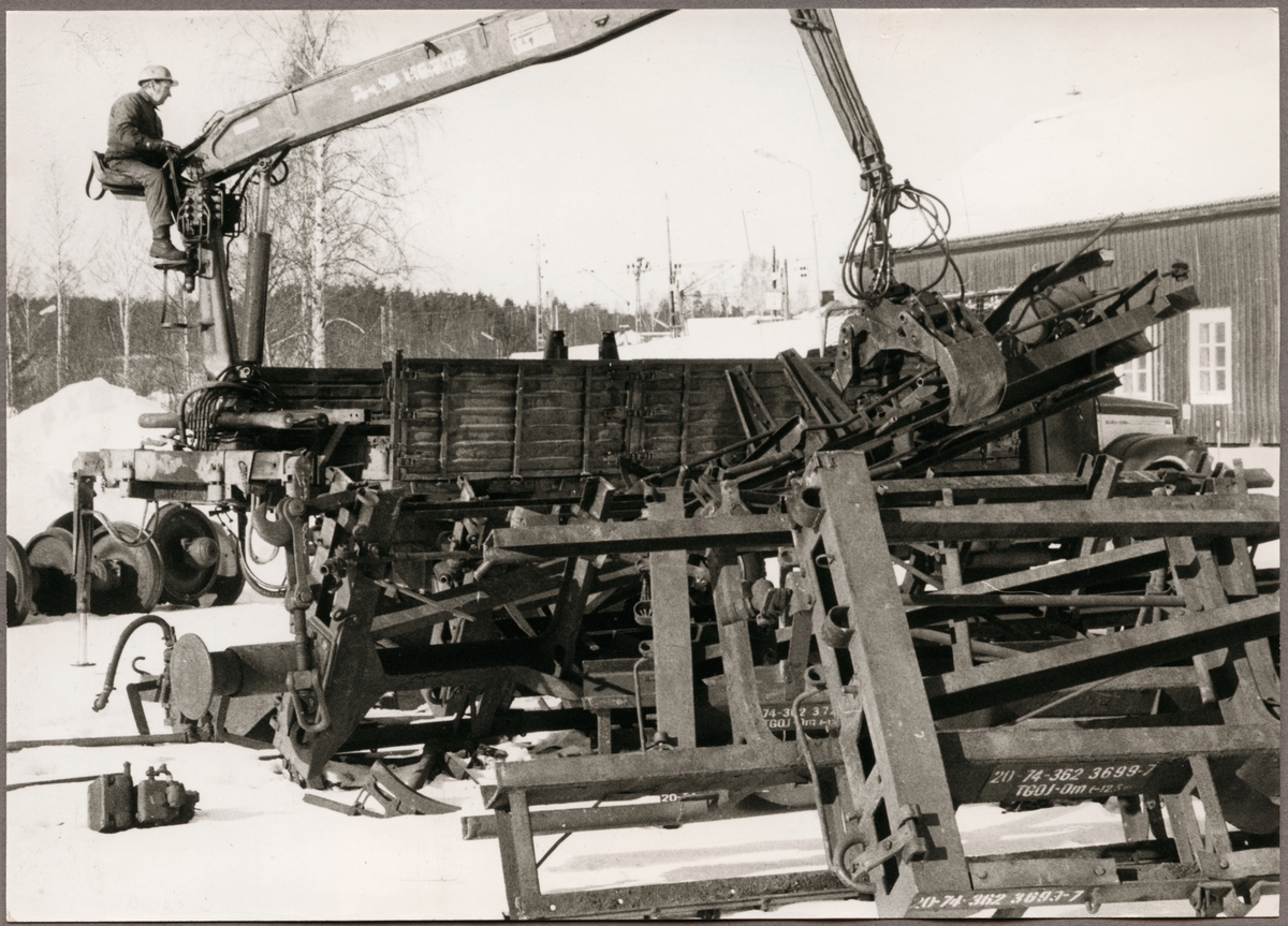 Skrotning av ett antal öppna godsvagnar med littera Om; på bilden bland annat resterna av Trafikaktiebolaget Grängesberg – Oxelösunds Järnvägar, TGOJ Om 20-74-362 3699-7.