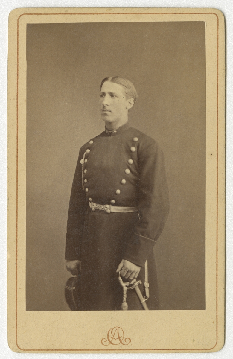Porträtt av Hugo Axel Johan Ziegler, underlöjtnant vid Värmlands regemente I 22.

Se även bild AMA.0009319, AMA.0009452 och AMA.0009454.