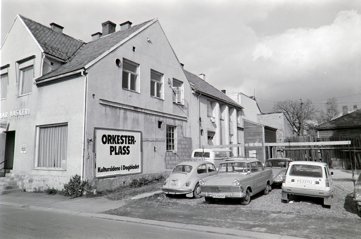 Grønnegata 85. Hamar. Hamar vaskeri. Parkeringsplass, biler. Bilen i midten foran: Opel Rekord P2 1961-62.