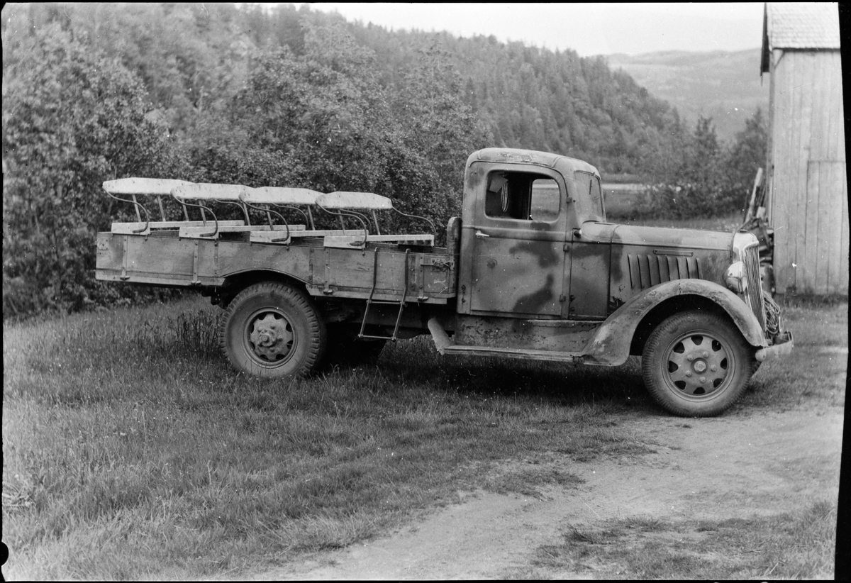 Lastebil med benker på lasteplanet, Åfjord.