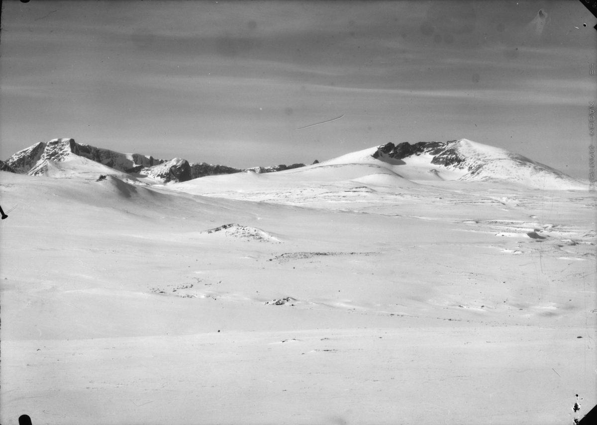 Dovrefjell med utsikt over vinterlandskap med Snøhetta til høyre og Svånåtindan mot venstre