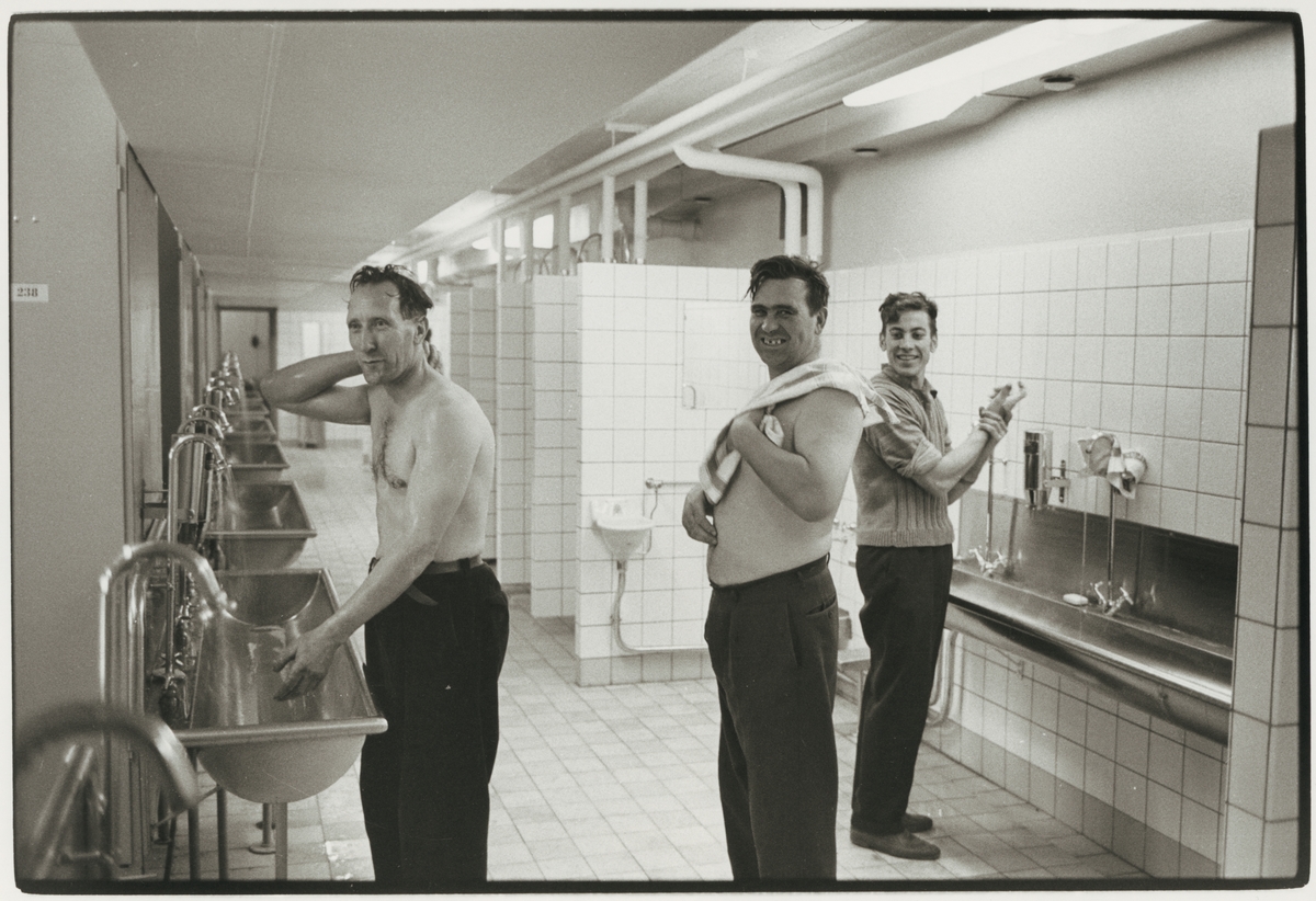 Stråssa gruva, tre män i duschrummet som tvättar sig.