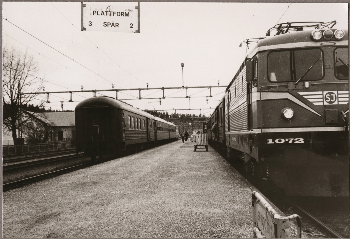 Järnvägsstationen i Kopparberg till vänster ett persontåg från Lindesberg och till höger Statens Järnvägar, SJ Rc2 1072.