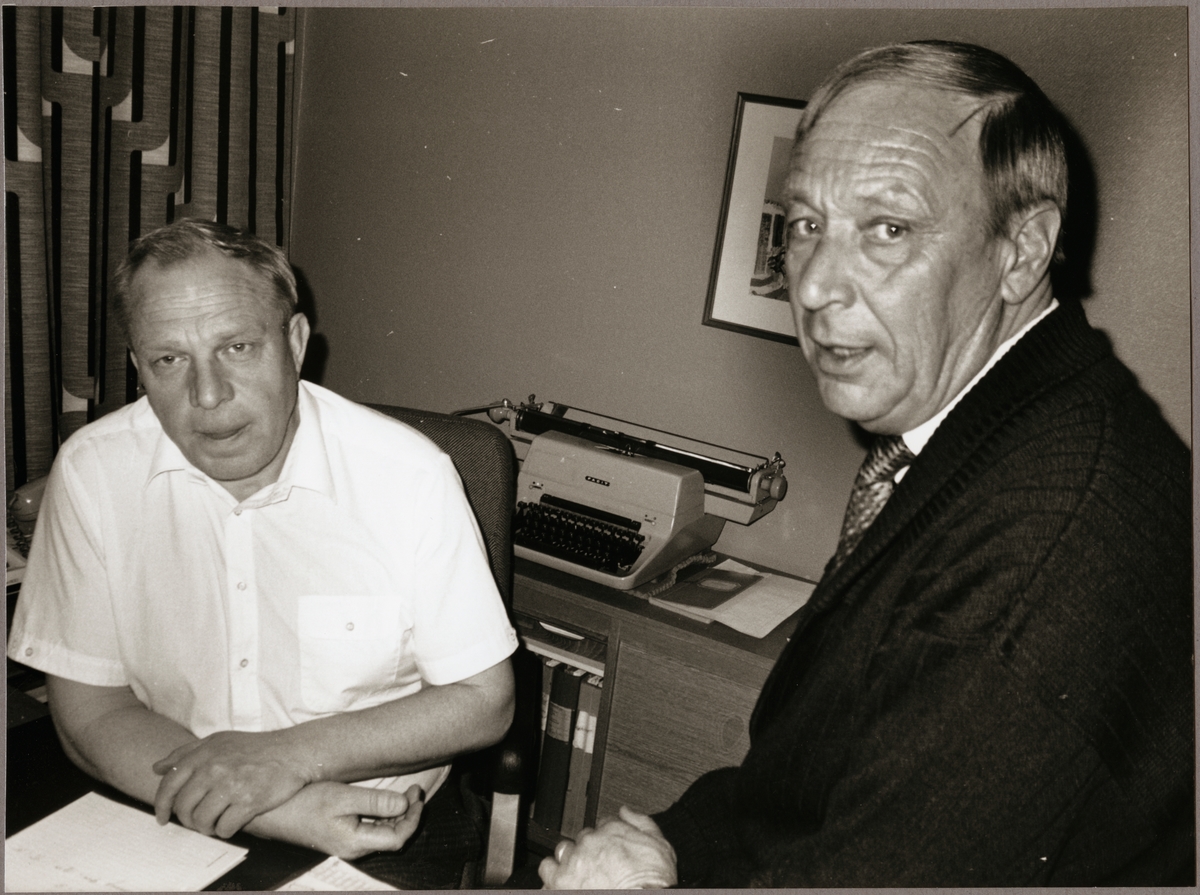 Nyblivne pensionären Tage Karlsson chef för Godstransportområdet vid Trafikaktiebolaget Grängesberg - Oxelösunds Järnvägar, TGOJ med sin efterträdare Stig Eriksson i Oxelösund 1989.