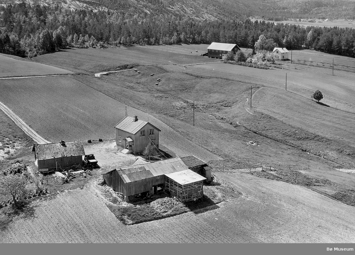 Flyfoto av Hegna med Åserud i bakgrunnen.  Bildet tatt 13. juni 1958.